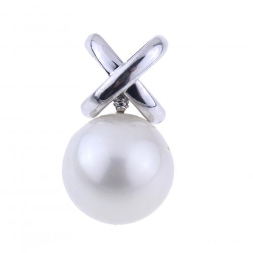 WHITE GOLD AND PEARL PENDANT.