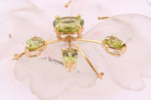 Broche flor de cuarzo cristal de roca mate y peridotos.