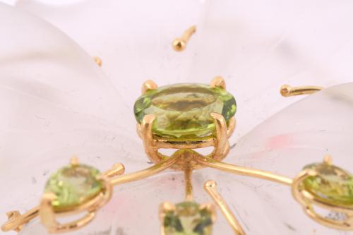 Broche flor de cuarzo cristal de roca mate y peridotos.