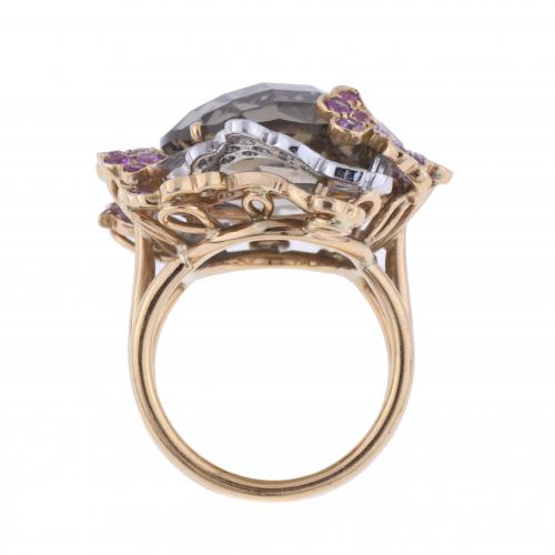 LARGE YELLOW GOLD RING WITH DIAMONDS AND ROSE SAPPHIRES.