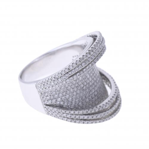 WHITE GOLD AND DIAMONDS RING.