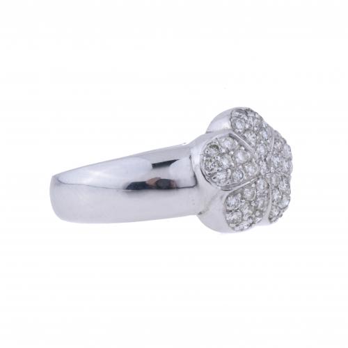 FLOWER RING WITH DIAMONDS PAVÉ.