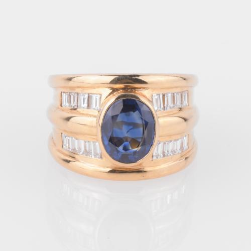 GOLD RING WITH SAPPHIRE.