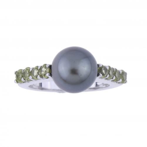 RING WITH PEARL AND PERIDOTS.