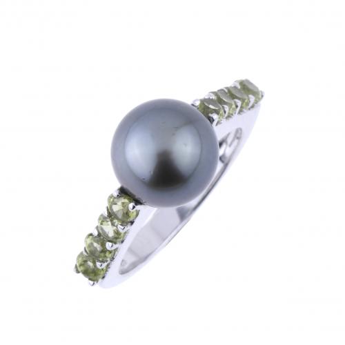 RING WITH PEARL AND PERIDOTS.
