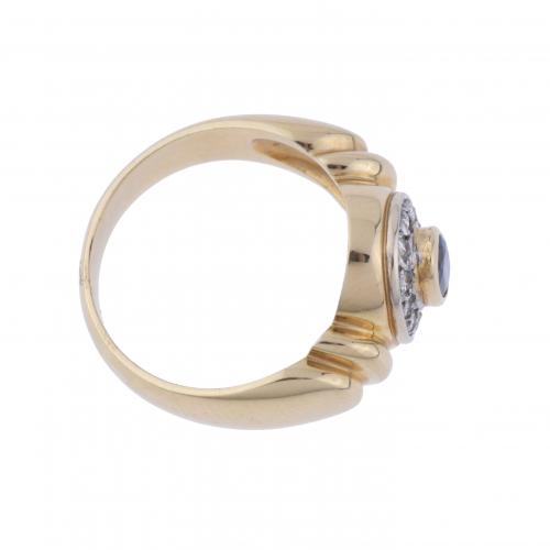 YELLOW GOLD RING WITH SAPPHIRE AND DIAMONDS.