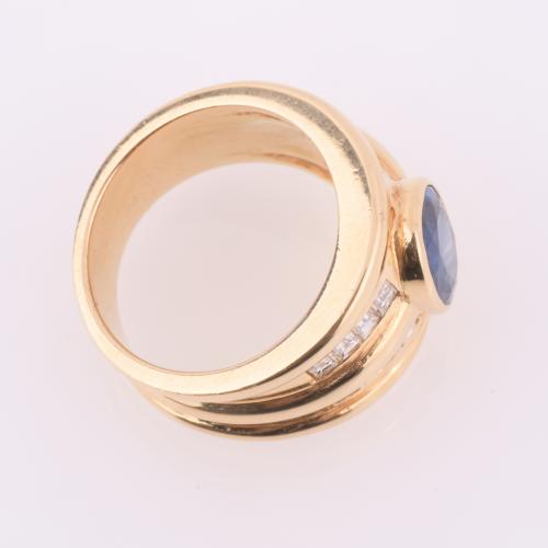 GOLD RING WITH SAPPHIRE.