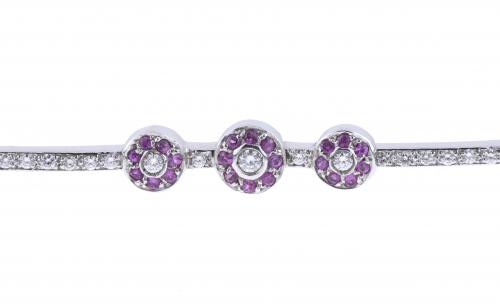 PULSERA CON DIAMANTES Y  FLORES DE ZAFIROS ROSAS.