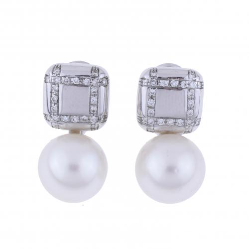 PENDIENTES CON DIAMANTES Y PERLA.