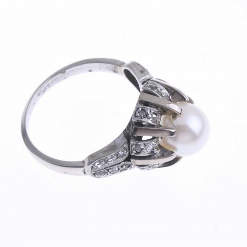 PLATINUM RING WITH A PEARL.