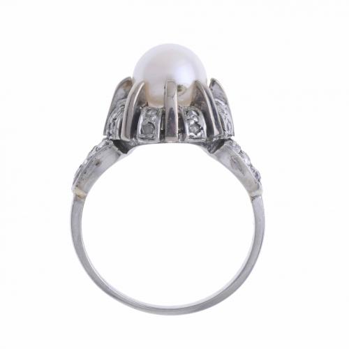 PLATINUM RING WITH A PEARL.