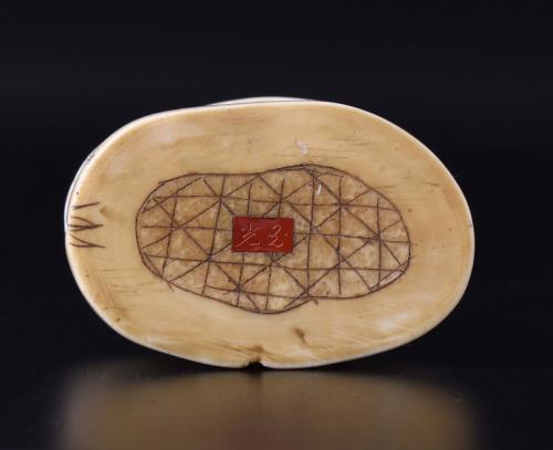JAPANESE SCHOOL. MEIJI PERIOD, 19TH CENTURY. "CLAM WITH A T