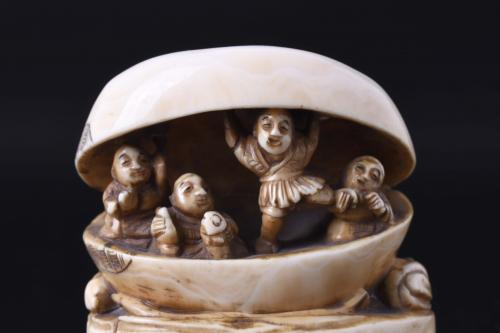 JAPANESE SCHOOL. MEIJI PERIOD, 19TH CENTURY. "CLAM WITH A T