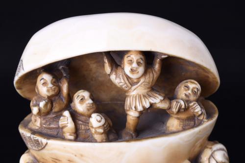 JAPANESE SCHOOL. MEIJI PERIOD, 19TH CENTURY. "CLAM WITH A T
