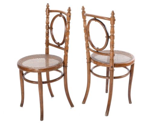 SET COMPRISING A CHESS TABLE AND PAIR OF CHAIRS, EARLY 20TH