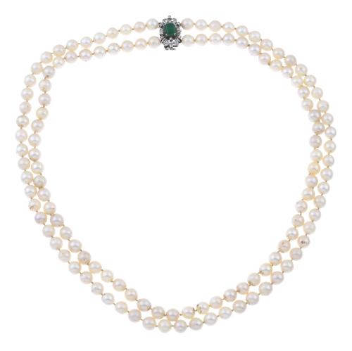 PEARLS NECKLACE WITH EMERALD.