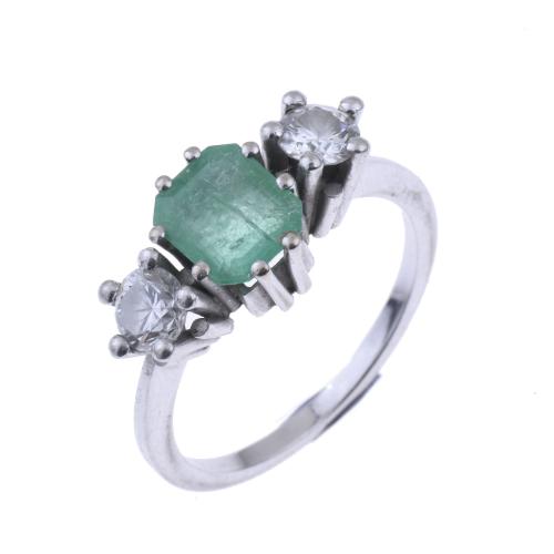 WHITE GOLD AND EMERALD RING.