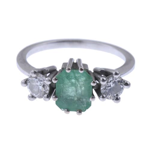 WHITE GOLD AND EMERALD RING.