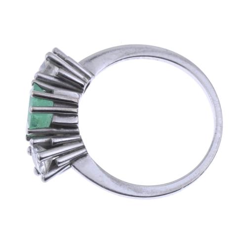 WHITE GOLD AND EMERALD RING.