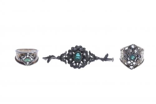 TWO SILVER RINGS AND BROOCH.