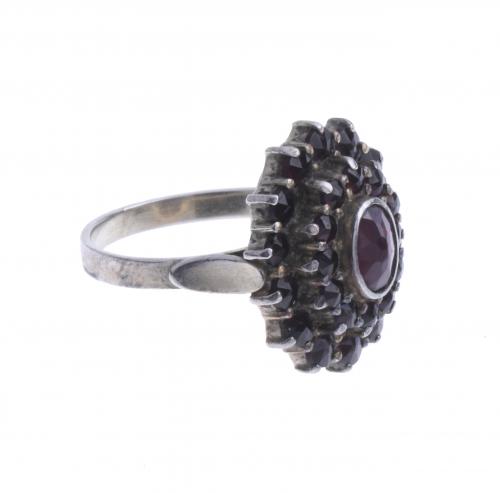 ROSETTE RING IN SILVER AND GARNETS.