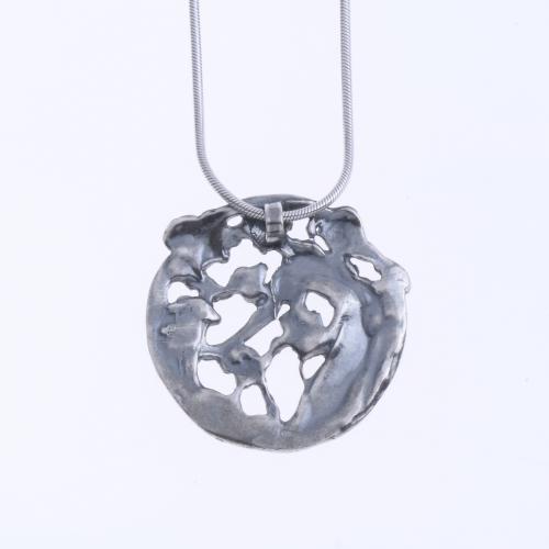 CADENA CON COLGANTE ESTILO MODERNISTA EN PLATA.