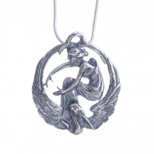 CHAIN WITH MODERNIST STYLE PENDANT IN SILVER.