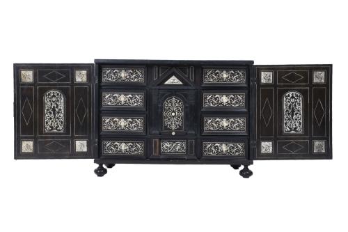 FLORENTINE CHEST, SECOND HALF OF THE 19TH CENTURY.