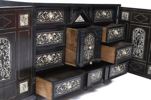 FLORENTINE CHEST, SECOND HALF OF THE 19TH CENTURY.