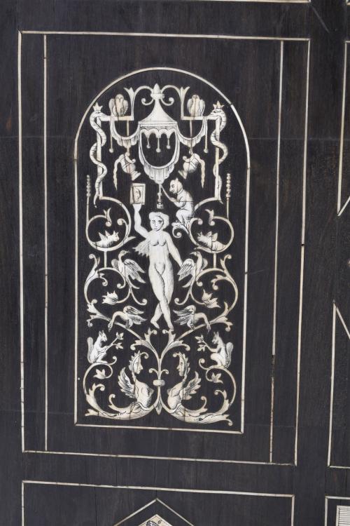 FLORENTINE CHEST, SECOND HALF OF THE 19TH CENTURY.