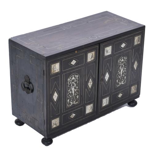 FLORENTINE CHEST, SECOND HALF OF THE 19TH CENTURY.