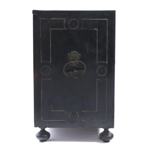 FLORENTINE CHEST, SECOND HALF OF THE 19TH CENTURY.