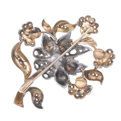 NEEDLE BROOCH IN GOLD AND SILVER WITH DIAMONDS AND PEARL.