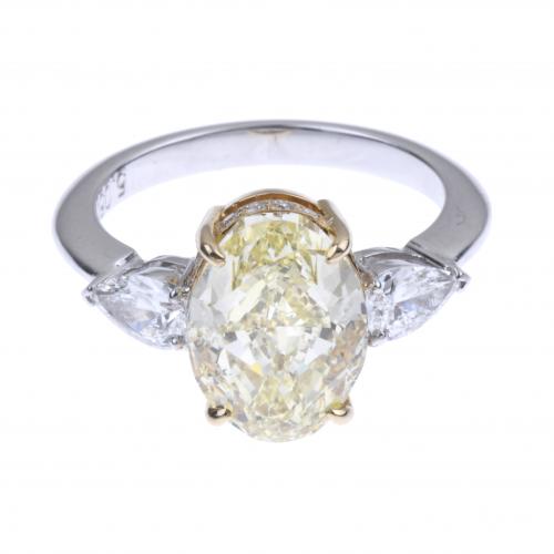 FANCY YELLOW OVAL RING OF 5.05 CTS., GIA CERTIFICATE.