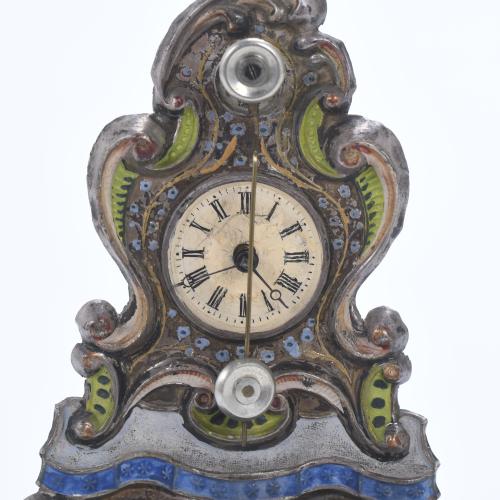 SMALL TABLE CLOCK, 20TH CENTURY.