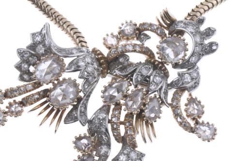 JOYERÍA ROCA. COLLAR CON COLGANTE-BROCHE FLORAL EN ORO Y DI