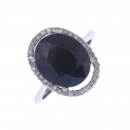 WHITE GOLD RING WITH DIAMONDS AND SAPPHIRE.