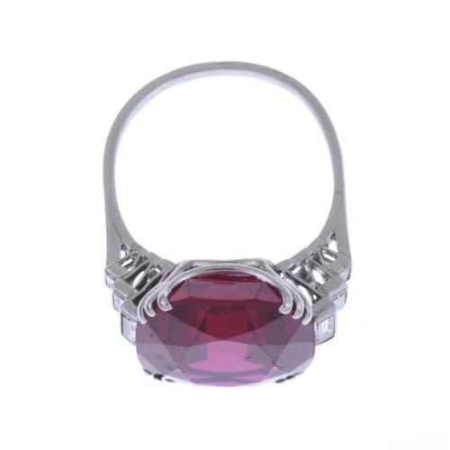 WHITE GOLD RING WITH CORUNDUM, CIRCA 1930.