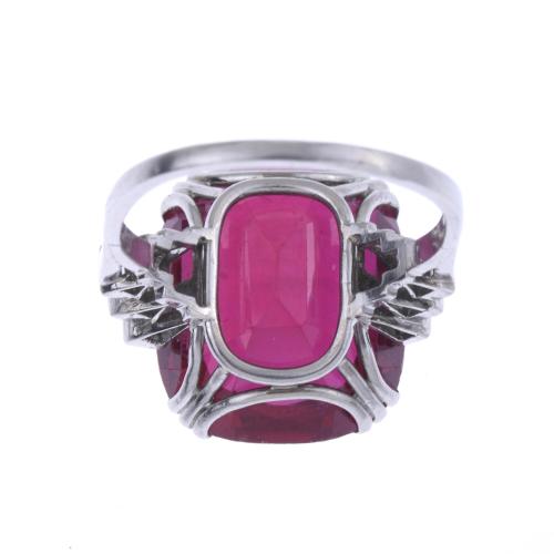 WHITE GOLD RING WITH CORUNDUM, CIRCA 1930.