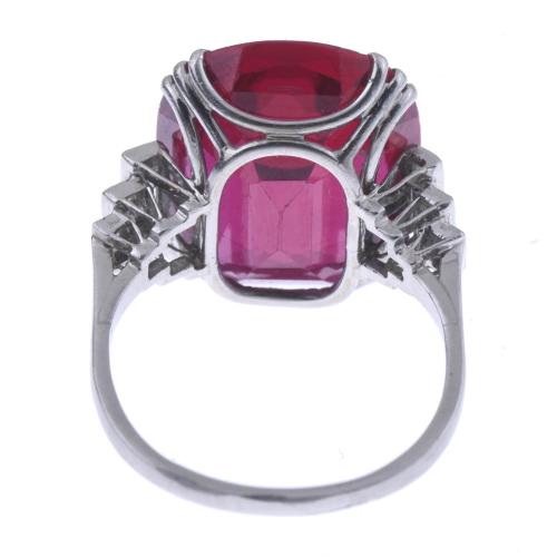 WHITE GOLD RING WITH CORUNDUM, CIRCA 1930.