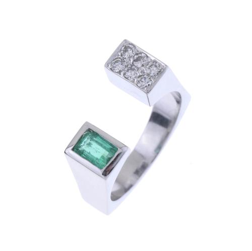 LIBERTY STYLE RING IN WHITE GOLD WITH EMERALD AND DIAMONDS.
