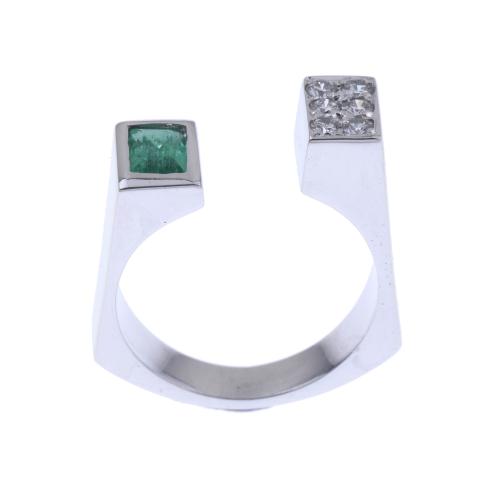 LIBERTY STYLE RING IN WHITE GOLD WITH EMERALD AND DIAMONDS.