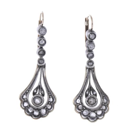 PENDIENTES ESTILO ANTIGUO EN ORO AMARILLO, PLATA Y DIAMANTES.