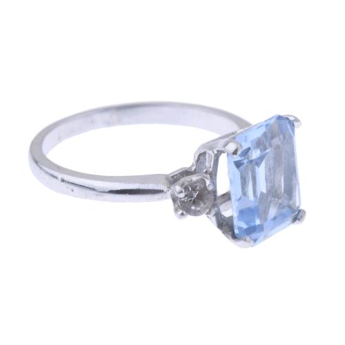 WHITE GOLD RING WITH BLUE GLASS.