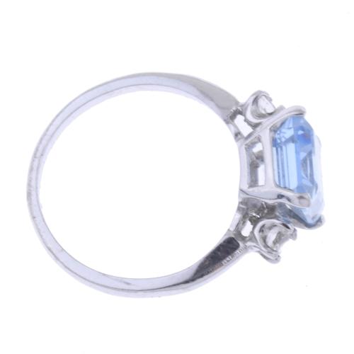 WHITE GOLD RING WITH BLUE GLASS.