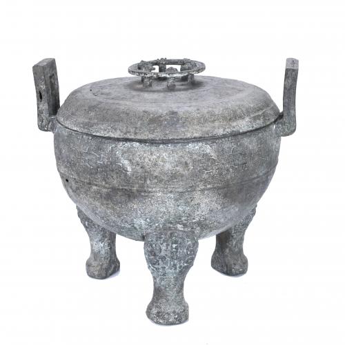 GRAN RECIPIENTE CHINO SIGUIENDO MODELOS DE LAS ANTIGUAS VASIJAS RITUALES "DINGS"CONSERVADAS DE LA EDAD DE BRONCE CHINA, SIGLO XX.