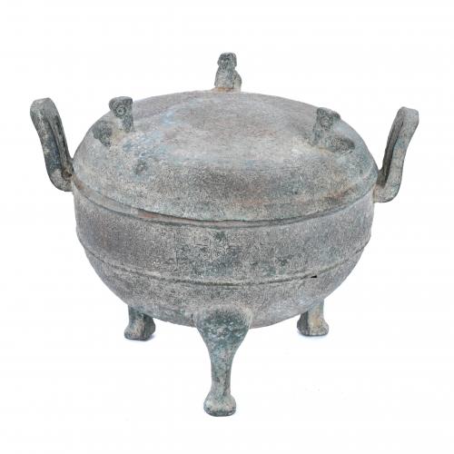 RECIPIENTE CHINO SIGUIENDO MODELOS DE LAS ANTIGUAS VASIJAS DE RITUALES "DINGS" CONSERVADAS DE LA EDAD DE BRONCE CHINA, SIGLO XX.