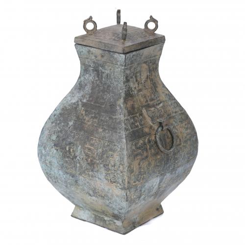 RECIPIENTE CHINO SIGUIENDO MODELOS DE LAS ANTIGUAS VASIJAS DE RITUALES CONSERVADAS DE LA EDAD DE BRONCE, SIGLO XX.
