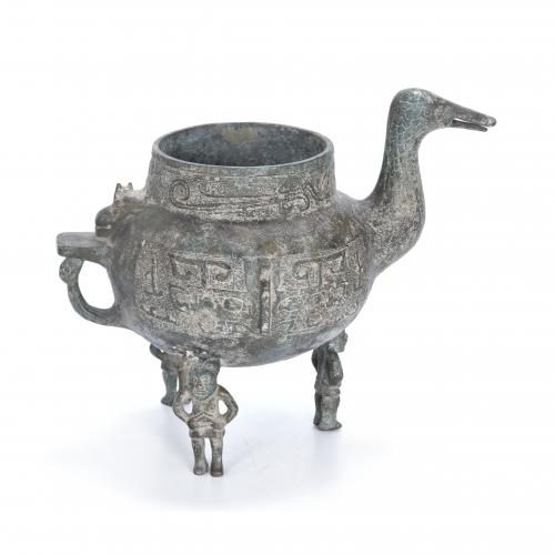 RECIPIENTE CHINO SIGUIENDO MODELOS DE LAS ANTIGUAS VASIJAS DE RITUALES "ZUN", CONSERVADAS DE LA EDAD DE BRONCE, SIGLO XX.