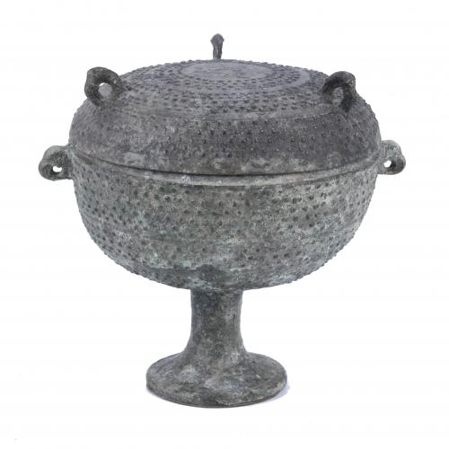 RECIPIENTE CHINO SIGUIENDO MODELOS DE LAS ANTIGUAS VASIJAS DE RITUALES CONSERVADAS DE LA EDAD DE BRONCE, SIGLO XX.